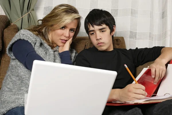 Tieners huiswerk met laptop — Stockfoto