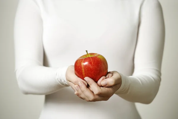 Mani femminili che tengono la mela — Foto Stock