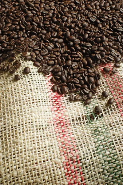 Chicchi di caffè su sacco di tela — Foto Stock
