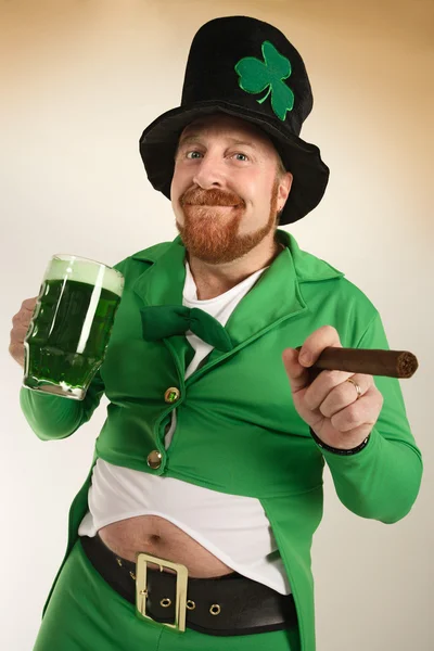 Leprechaun ดื่มเบียร์สีเขียว — ภาพถ่ายสต็อก