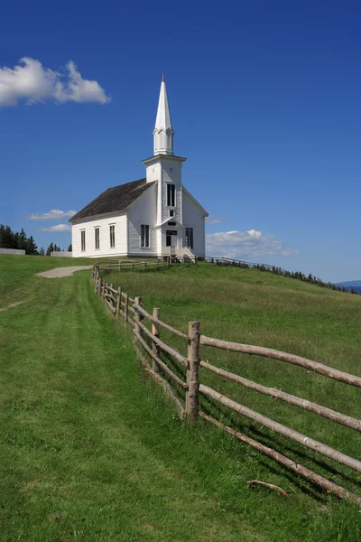 Kleine weiße Kirche auf einem Hügel — Stockfoto
