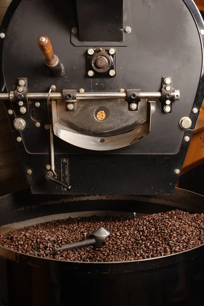 焙烧炉冷却咖啡豆 — 图库照片