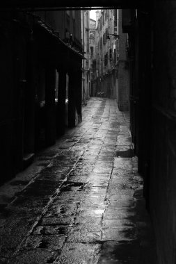 Venedik karanlık sokakta