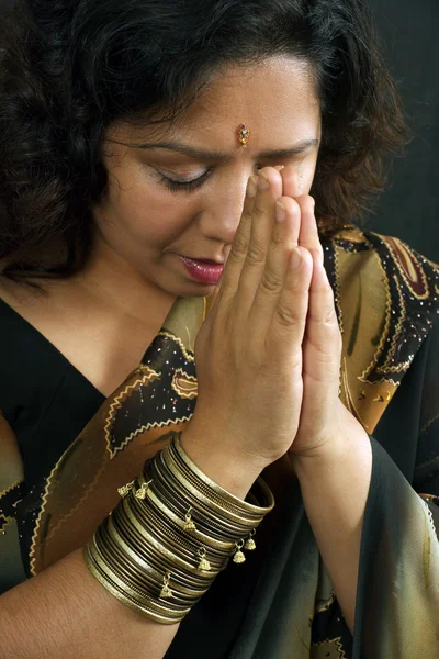 Leende indisk kvinna be — Stockfoto