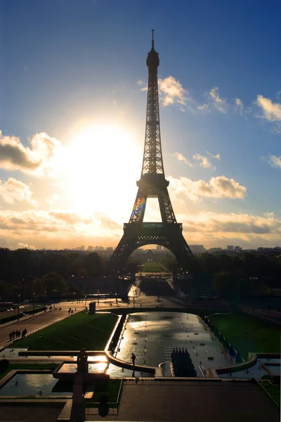 Eiffelturm sonnenaufgang — Stockfoto