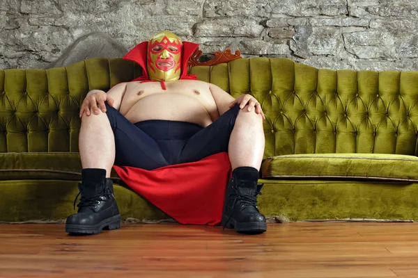 墨西哥摔跤手坐在沙发上 — 图库照片