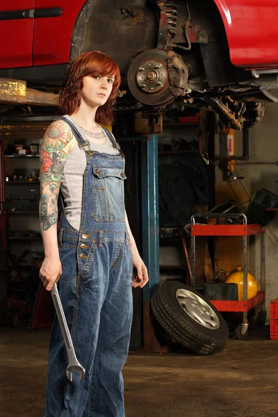 Женский механик с татуировками — стоковое фото