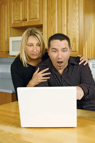 Jovem casal internet surpresa — Fotografia de Stock