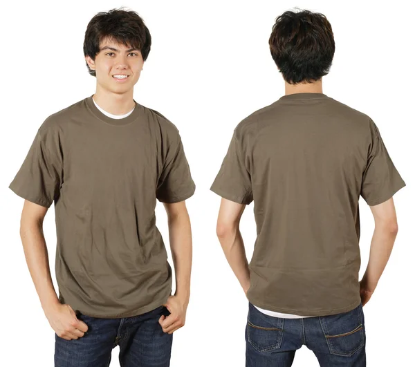 Man met lege kastanje shirt — Stockfoto