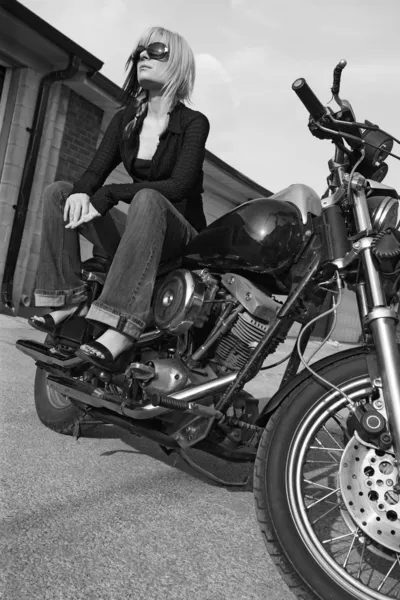 バイクの少女の白と黒 — ストック写真