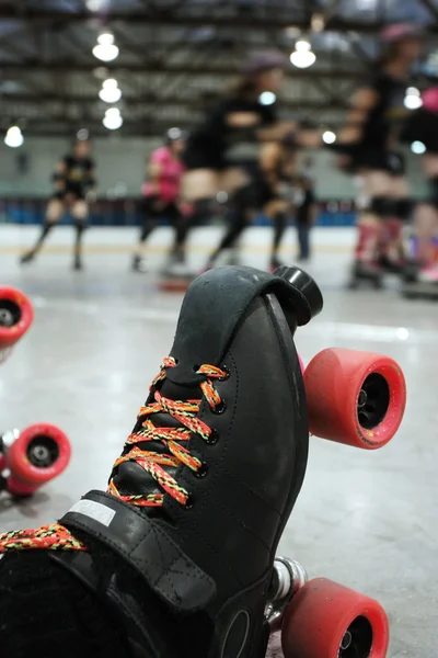 Roller derby skater nocauteado — Fotografia de Stock