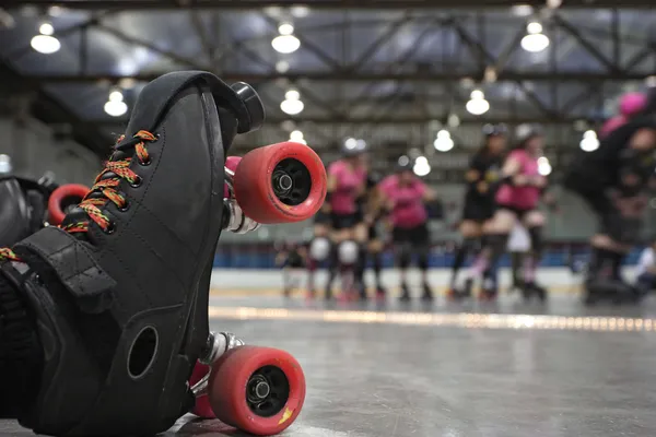 Roller derby skater queda — Fotografia de Stock