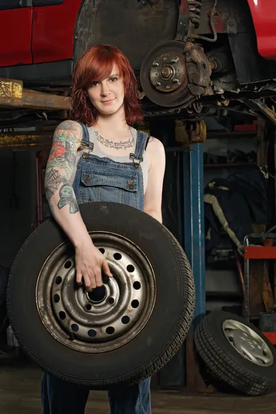 Fêmea mecânica mudando pneus — Fotografia de Stock