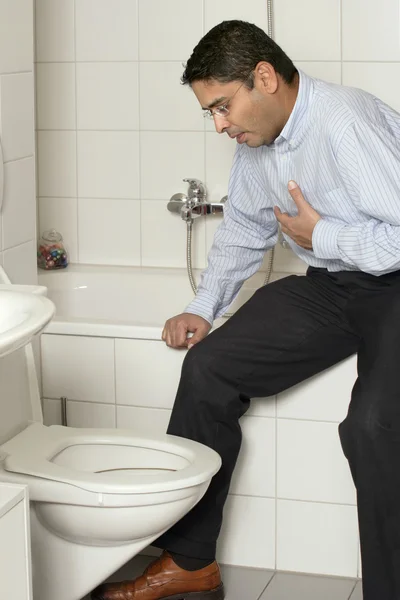 Homem adulto com dor de estômago — Fotografia de Stock