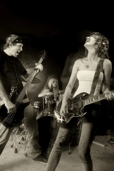 Rock band wykonujący — Zdjęcie stockowe