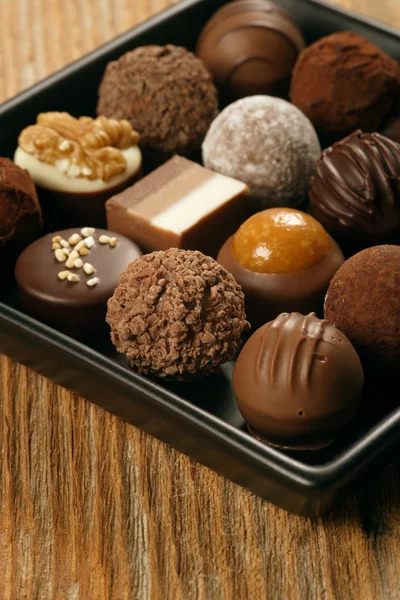 Cioccolatini su un piatto di portata — Foto Stock