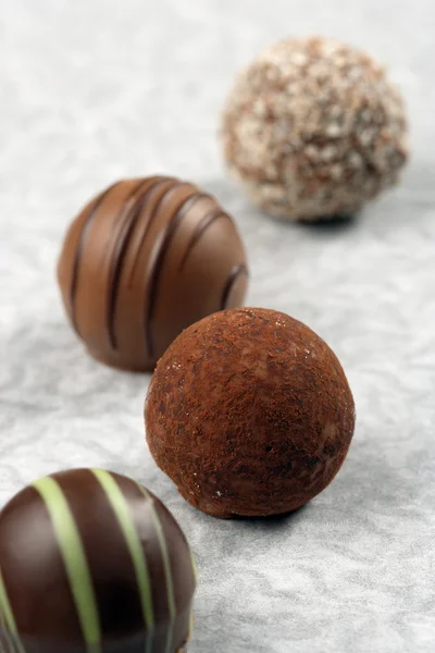 Trufas e pralinés de chocolate — Fotografia de Stock
