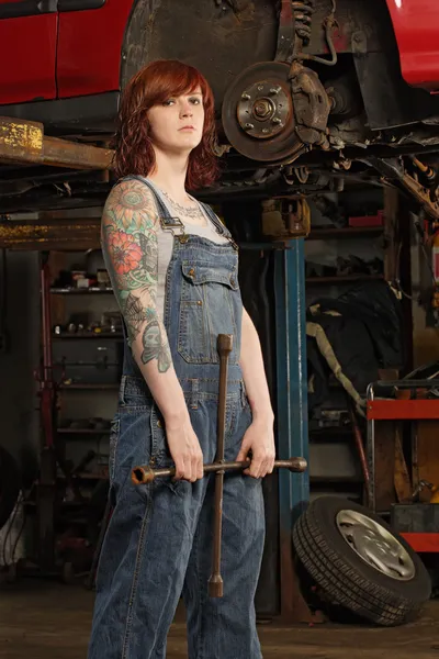 Meccanico donna con chiave pneumatica — Foto Stock