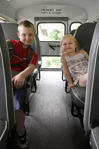 Barnen sitter i en skolbuss — Stockfoto