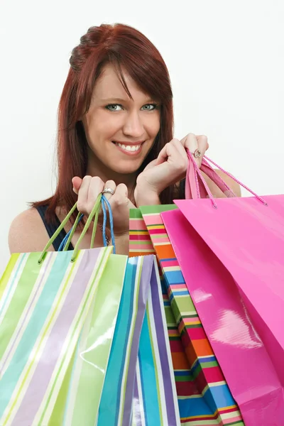 Pelirroja sosteniendo bolsas de compras — Foto de Stock