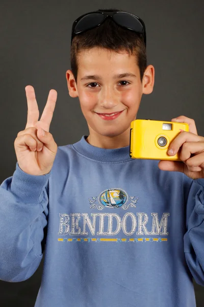 Genç bir çocuk tek kullanımlık fotoğraf makinesi — Stok fotoğraf