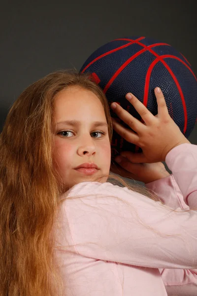 年轻的女孩玩玩篮球球 — 图库照片