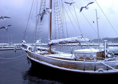 Kış aylarında eski bir tekne