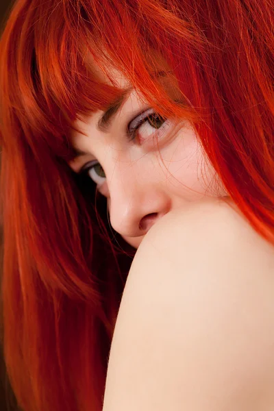 Mujer hermosa con el pelo rojo —  Fotos de Stock