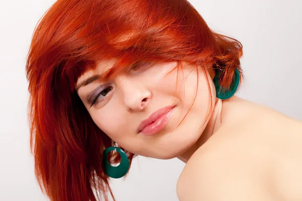 Beauttiful kvinna med rött hår — Stockfoto