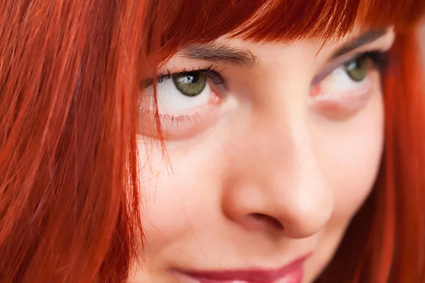 Vacker kvinna med rött hår — Stockfoto