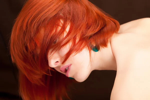 Belle femme aux cheveux roux — Photo