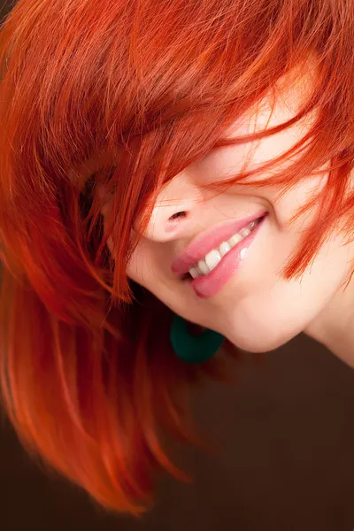 Όμορφη γυναίκα με κόκκινα μαλλιά — Φωτογραφία Αρχείου