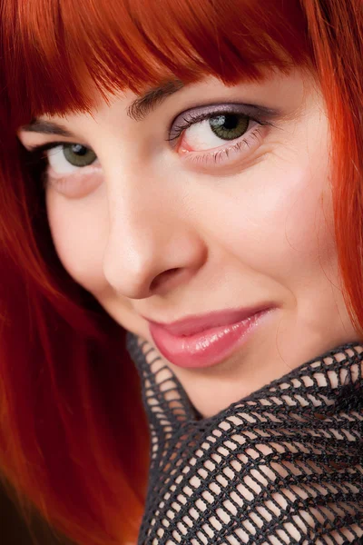 Όμορφη γυναίκα με κόκκινα μαλλιά — Φωτογραφία Αρχείου