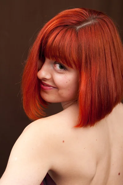 Schöne Frau mit roten Haaren — Stockfoto