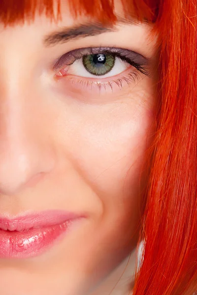 Vacker kvinna med rött hår — Stockfoto