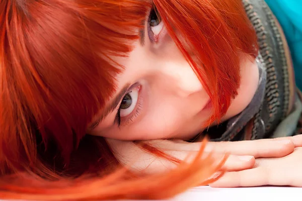 Mulher bonita com cabelo vermelho — Fotografia de Stock