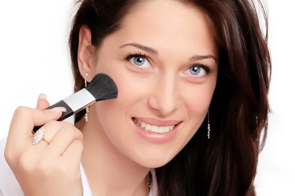 Beautiful brunette woman doing makeup — Stock Photo, Image