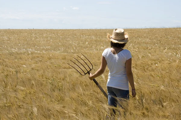 女性は干し草のフォークを保持します。 — ストック写真