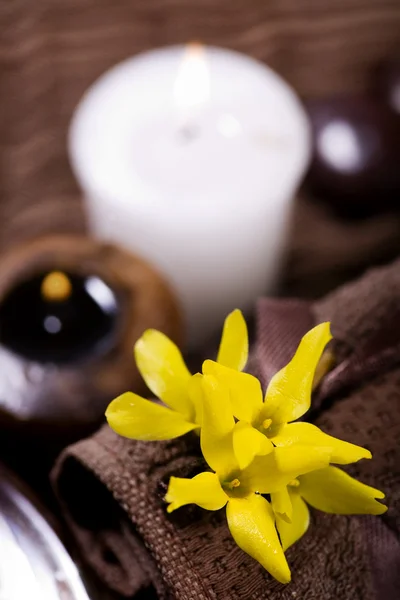 Wellness-Behandlung - Entspannen mit Kerzen — Stockfoto