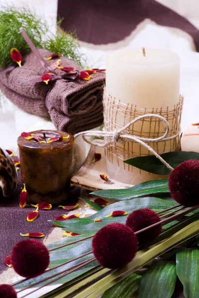 Entspannen mit Kerzen, Turm und Blume — Stockfoto