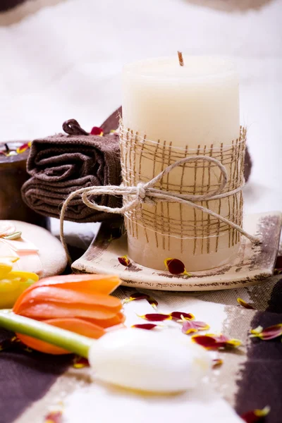 Wellness - Kerze, Handtuch und Blumen — Stockfoto