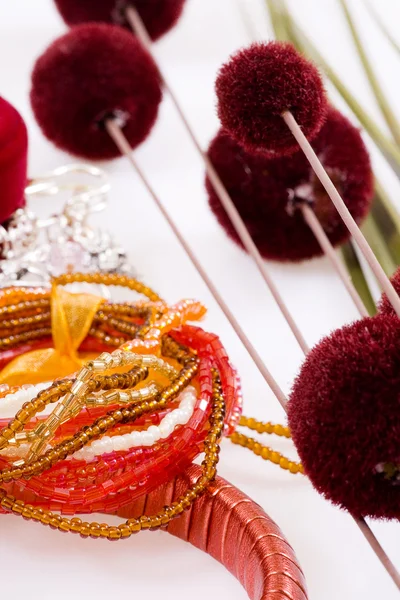 赤いブレスレット、オレンジと赤の花 — ストック写真
