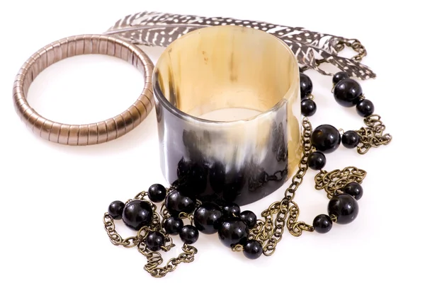 Biżuteria, perl, pióro i bransoletka — Zdjęcie stockowe