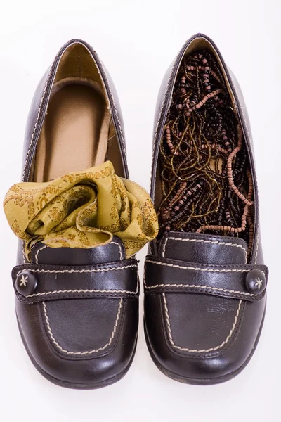 Обувь с украшениями и платком — стоковое фото