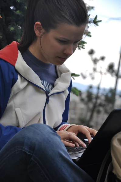 Estudiante escribiendo en el teclado — Foto de Stock