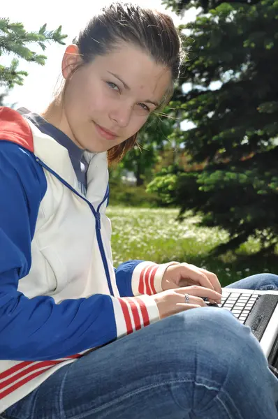 Student typing on the keyboard — Stock Photo, Image