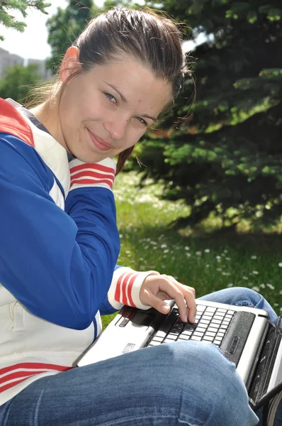 Estudiante escribiendo en el teclado — Foto de Stock