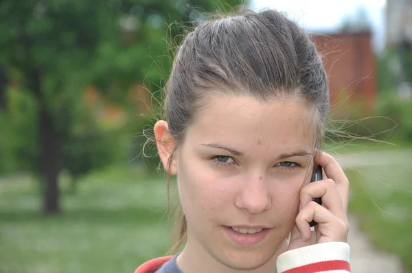 Genç kızın cep telefonundan konuşuyor — Stok fotoğraf