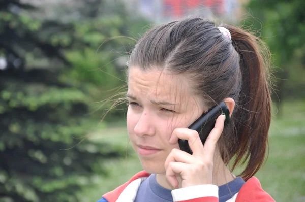 Giovane ragazza parlando sul telefono cellulare — Foto Stock