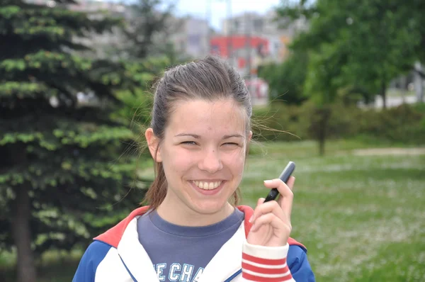 Mobiltelefonon beszélő fiatal lány — Stock Fotó